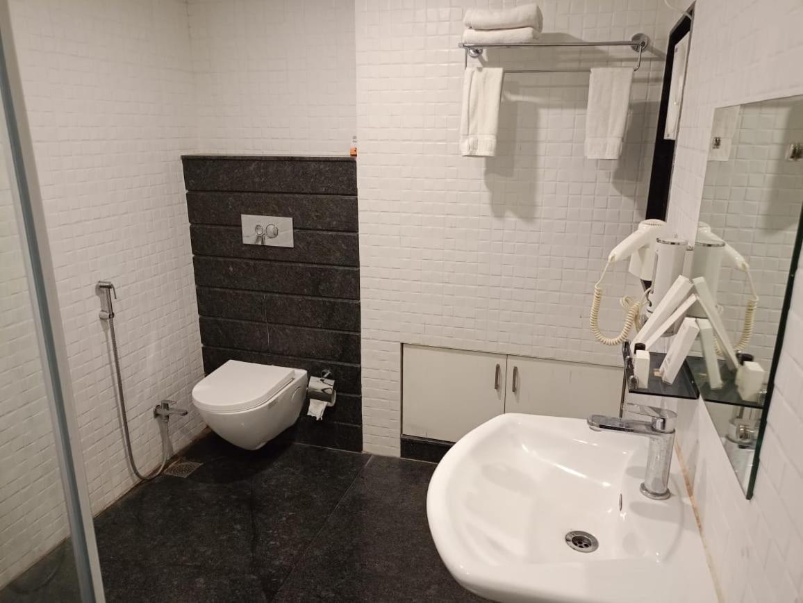 Hotel Rishiraj, Nagaon Nagaon  Екстер'єр фото